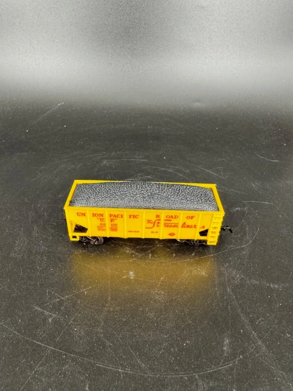 Life Like HO Scale Union Pacific (UP) 2 Bay Hopper with Load - New Old Stock